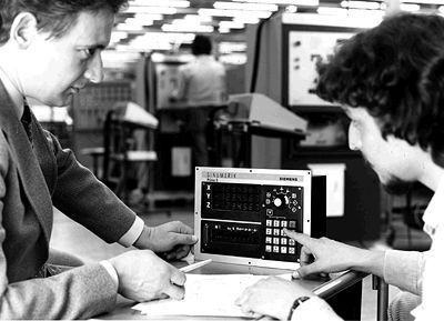 Die Sinumerik Primo S im Prüffeld: Die kompakte CNC kam 1981 auf den Markt. Sie ist so groß wie ein Schuhkarton und verfügt über schleifspezifische Funktionen. Primo S besitzt eine einfache CNC-Steuerung für Positionieraufgaben bis zu drei Achsen und stellt das Einsteigermodell in den Bereich numerisch gesteuerter Maschinen dar (Archiv: Vogel Business Media)