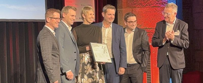Preisverleihung bei „Excellence in Production“: Die Rico-Mitarbeiter Manfred Schmuck, Dietmar Klausner, Doris Würzlhuber, Roland Angerer und Lukas Pabinger (v.l.) nehmen den Preis von Laudator Hans Peter Franke in Empfang.(Bild:  Rico)