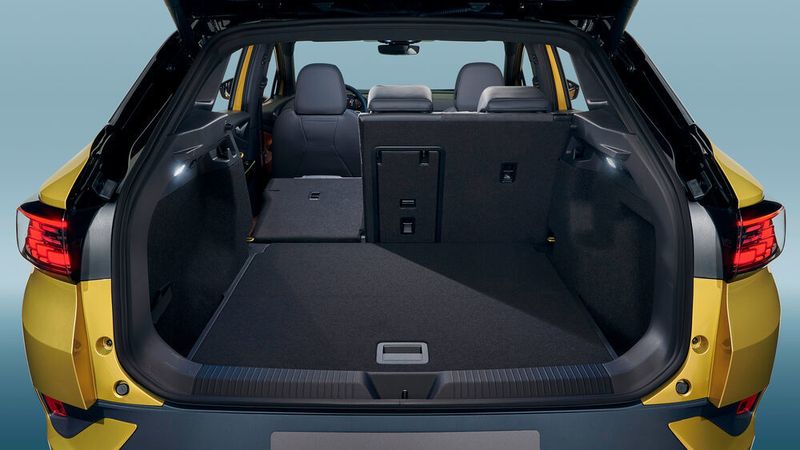 Weil die Batterie tief in der Bodenplatte sitzt, bleibt der Kofferraum davon unberührt – er schluckt mindestens 543 Liter. (VW)