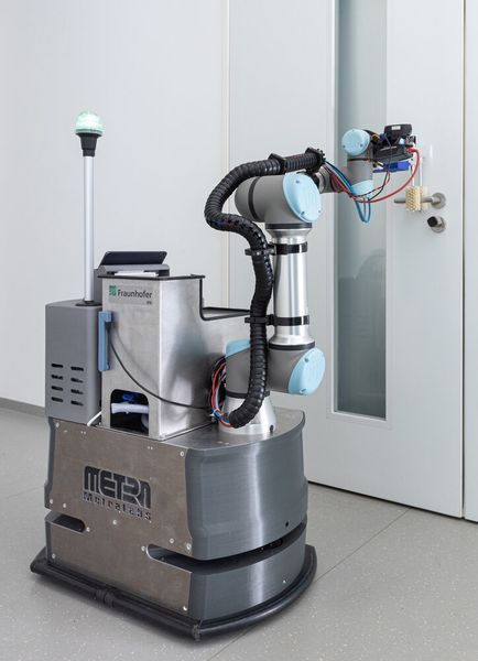 Mit seinen Reinigungsbürsten entfernt
DeKonBot 2 groben Schmutz an der
Türklinke und trägt gleichzeitig flächendeckend
Desinfektionsmittel auf. (Fraunhofer IPA, Rainer Bez)