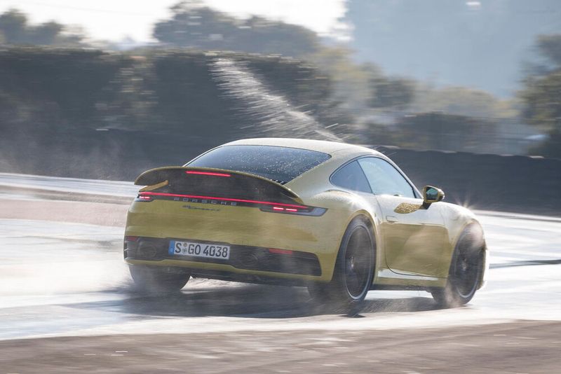 Das System greift bei Nässe auf der Straße ein, indem es frühzeitig andere Assistenzsysteme in Alarmbereitschaft versetzt, so dass diese bei einem Problem sofort ansprechen. (Bild: Porsche)