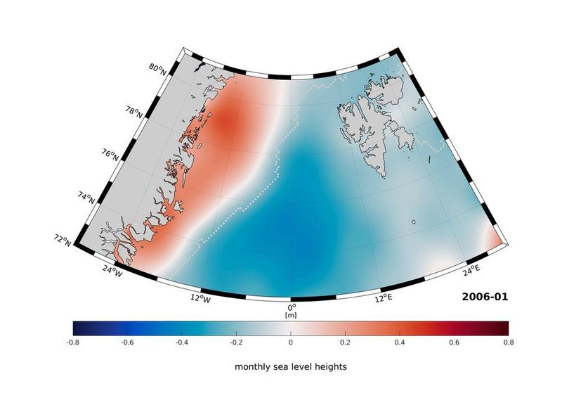 Das Meer östlich von Grönland ist das ganze Jahr von Eis bedeckt (die weiße Linie zeigt die Grenze des Meereises). Das Wasser darunter unterliegt einer jahreszeitlichen Dynamik und wird beeinflusst durch die Strömungen im atlantischen Ozean. (Marcello Passaro and Felix Müller / DGFI-TUM)