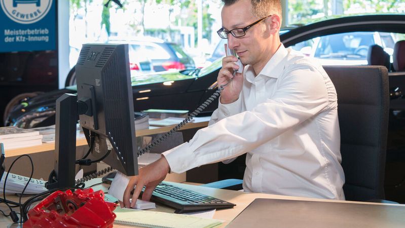 Immer wieder versuchen Unbekannte, Autohändler mit gefälschten Angeboten in die Falle zu locken. Meist ist die Identität gestohlen. In Hessen locken aktuell Betrüger mit angeblichen Angeboten von Avis-Budget. Um sicherzugehen, sollten Händler den Anbieter im Netz selbst recherchieren und persönlich anrufen.(Bild:  ProMotor)