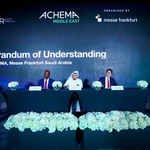 Azzan Mohamed, Geschäftsführer der Messe Frankfurt Saudi Arabia, Ing. Abdulaziz Al-Ahmadi, saudisches Ministerium für Industrie und Bodenschätze, Dr. Wolfram Stichert, Senior Vice President Catalysts Research and Testing, BASF und Vorsitzender der Dechema.(Bild:  Messe Frankfurt)