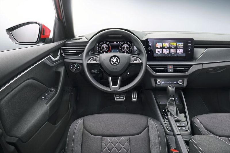 Im Interieur dominiert der freistehende Bildschirm. Er ist im Blickfeld des Fahrers positioniert und ist bis zu 9,2 Zoll groß. (Skoda)