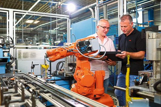 Auf Basis der gesammelten Daten sind Zustands-Fernüberwachung und damit auch vorausschauende Wartungsmaßnahmen möglich.(Bild:  ABB)