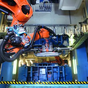 Schuler präsentiert auf der Euroblech neue Pressen und Automatisierung. Beispiel ist der Crossbar-Roboter der für einen schnellen und sicheren Teiletransport innerhalb der Pressenlinien sorgt.