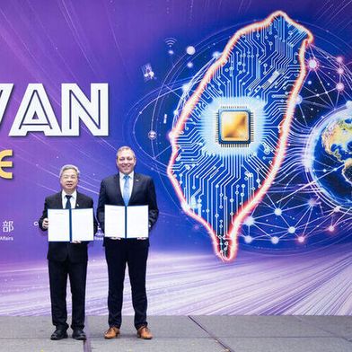 Jens Liebermann (a destra), vicepresidente senior della divisione Global Electronic Materials e presidente di BASF Taiwan, ha firmato la lettera di intenti con Ming-Hsin Kung (a sinistra), ministro degli Affari economici di Taiwan, in occasione della Taiwan Business Alliance Conference 2026, sottolineando l’impegno a lungo termine di BASF nei confronti dell’ecosistema dei semiconduttori di Taiwan. (Fonte:Ministero degli Affari economici di Taiwan)