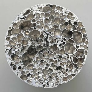 ...wie bei der Herstellung aus verdüstem Pulver, der konventionellen Herstellungsroute aus Neumaterial.(Bild:  Fraunhofer IWU)