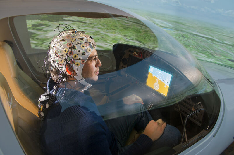 Damit Mensch und Maschine kommunizieren können, werden die Gehirnströme der Piloten mithilfe von Elektroenzephalografie-Elektroden (EEG) gemessen, die mit einer Haube verbunden sind. (Bild: A. Heddergott/TU München)