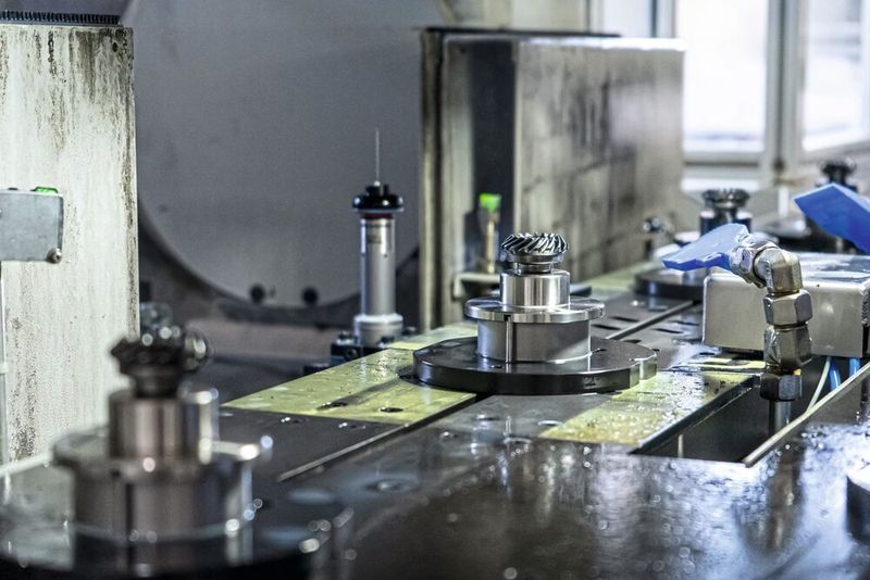 Bevel gears on workpiece carriers in the rotary indexing conveyor of the VSC 400 DDS - the pick-up spindle removes the workpiece precisely and reproducibly for hard machining at EWS.(Image: Emag)