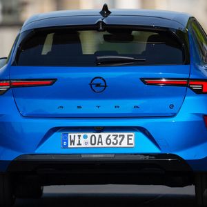 Der Astra Electric sieht alles in allem ziemlich normal aus. Am Heck finden sich natürlich keine Auspuffohre.(Bild:  Opel)