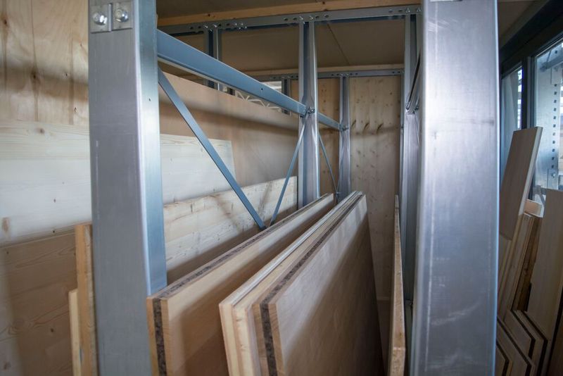 Im Elvedi-Vertikal-Palettenlagerregal (VLP) sorgen sich nach oben hin verjüngende Fachteiler für Ordnung. (Bild: Elvedi)