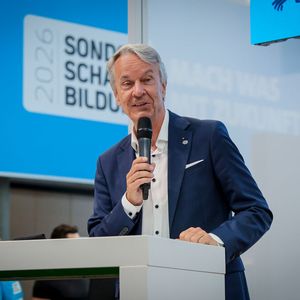 Roland Bleinroth, Geschäftsführer der Messe Stuttgart, bei seinem Grusswort zur offiziellen Eröffnung der AMB 2026.(Bild:  Thomas Wagner / Messe Stuttgart)
