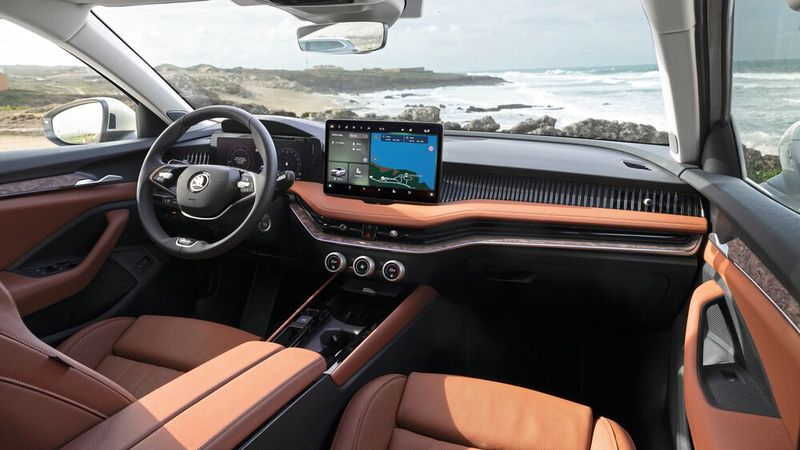 Erstmals baut Skoda in den Superb einen freistehenden Touchscreen-Monitor ein, je nach Version ist er 10 bis 13 Zoll groß. (Bild: Skoda)