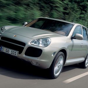 Mit dem Cayenne schlug Porsche 2002 ein komplett neues Kapitel in der Firmengeschichte auf. Ein Geländewagen! Das sorgte bei eingefleischten Fans nicht unbedingt für Begeisterung.(Bild:  Porsche)