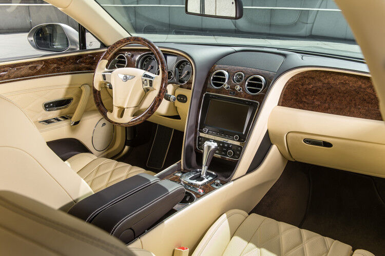 Im Inneren der Limousine erwartet die Insassen handverarbeitetes Leder und feinste automobile Schreinerei. (Foto: Bentley)