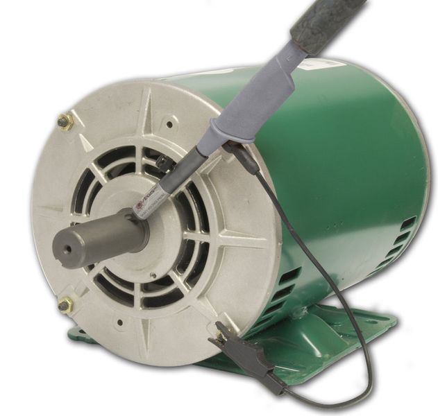 Bild 4: Messen der Wellenspannung an einem Motor mit einer Aegis-Wellenspannungssonde.  (Bild: Fluke/Electro Static Technology)