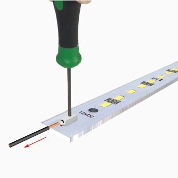 Einfache Handhabung: Eindrähtige Leiter lassen sich direkt stecken oder mit einem Betätigungswerkzeug schnell wieder lösen. (Wago)