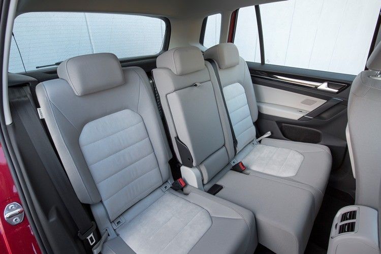 Je nach Bedarf kann die Rückbank getrennt verschoben werden, ... (Foto: Volkswagen)