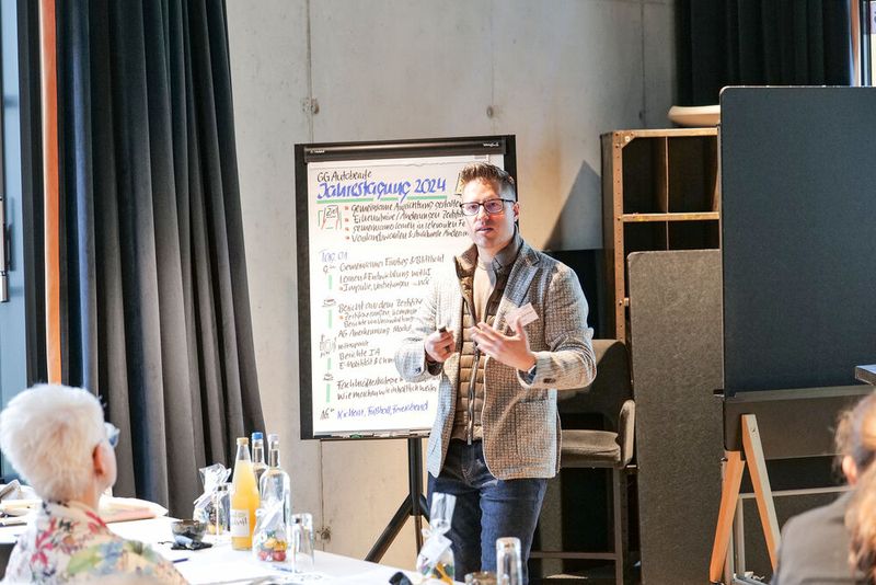 Prof. Dr. Nicolai Krüger zeigte in seinem Vortrag auf, welche Schritte notwendig sind, um eine KI in der Aus- und Weiterbildung zu implementieren. (Bild: Schmidt - VCG)