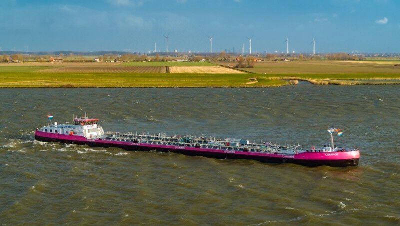 Die Niedrigwasserschiffe Courage (Bild) und das Schwesterschiff Curiosity, das bald ausgeliefert wird, können auch Wasserstoff verbrennen, wenn dieser in ausreichender Menge und damit günstig zur Verfügung steht. (Bild: HGK Shipping)