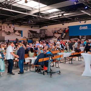 Für Unterhaltung und Verpflegung der Gäste war innerhalb und auch außerhalb der neuen Multifunktionshalle gesorgt. (Bild:  Diehl – VCG)