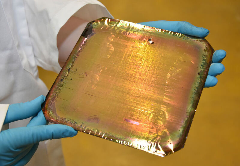 Aus Siliziumscheiben stellt das Kieler Forschungsteam Anoden für ihre neuartigen Siliziumbatterien her. Ein Ätzverfahren verleiht den ursprünglich blanken Scheiben eine poröse Oberfläche. (Uni Kiel)