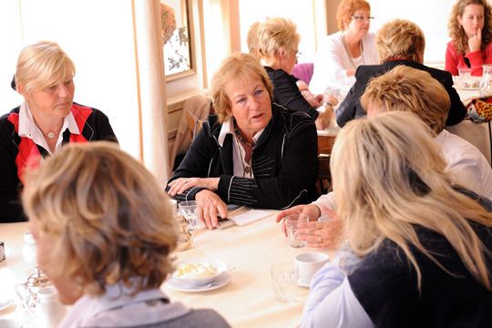 ... Angela Tautz (Tautz Automobilservice, Eisenach) und Heinke Leutheuser (v.li.). (Archiv: Vogel Business Media)