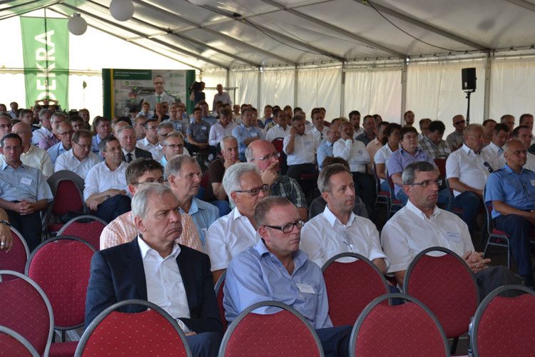 ...den rund 200 Vertretern aus Politik, Verbänden, der Versicherungswirtschaft, von Polizei sowie Unfallforschern und der Automobilindustrie. (Foto: Michel)