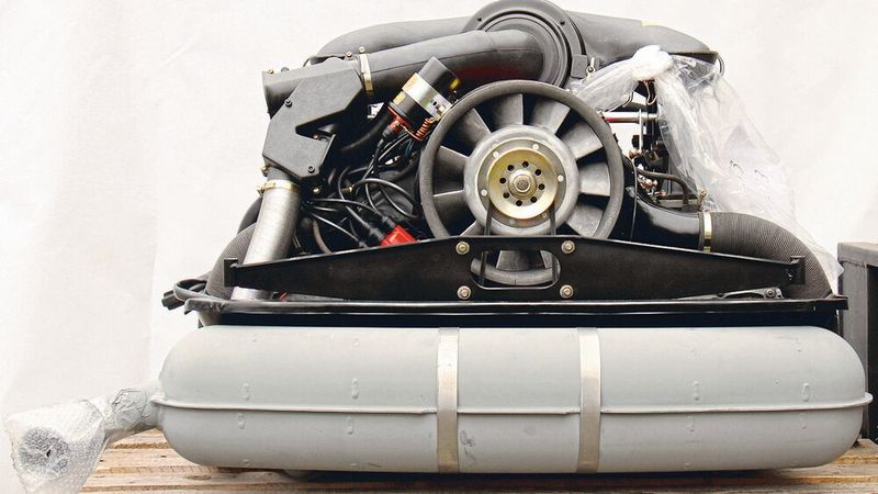 Da bekommt man im Gegensatz dazu mit diesem originalen Antriebsaggregat eines Porsche 2.7 Carrera RS für 71.100 Euro schon was Handfestes. (Bild: Seidel)