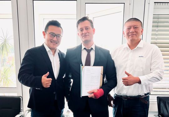 Über die Gründung der Mushiny Robotics Europe GmbH mit Sitz in Stuhr bei Bremen freuen sich (v.l.): Co-Founder Thomas Li, Notar Wolf Schröder und Geschäftsführer Ming Liu.(Bild:  Mushiny)