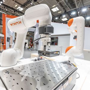 Mehr Reichweite, höhere Traglasten: KUKA erweitert die Serie des LBR iisy.(Bild:  KUKA / sg)