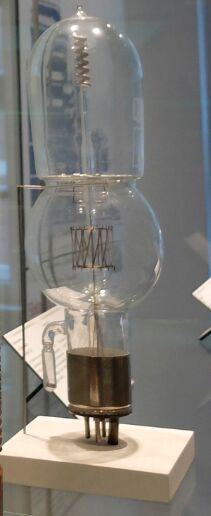 Eine Lieben-Röhre im technischen Museum Berlin. (Bild: LRS Valve / Drathlos / CC BY-SA / Wikimedia Commons)