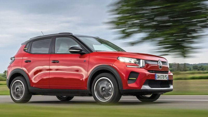 Das Elektromodell nutzt einen Akku mit der vergleichsweise günstigen Lithium-Eisenphosphat-(LFP)-Zellchemie und begnügt sich serienmäßig mit einem einphasigen Bordlader. (Bild: Adrien Cortesi)