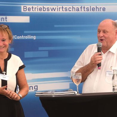 Gute Stimmung bei Schulleiterin Sylvia Gerl und Vorstandsvorsitzendem Helmut Peter (beide BFC) zur Entlassung der BFC-Absolventen 2026. (Bild: Zietz – VCG)