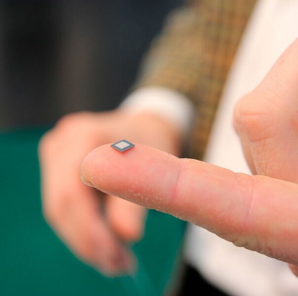 Diese Mini-Siliziumpumpe misst nur 5 x 5 x 0,6 mm3 und erreicht Förderraten von 300 µl/min. Mit ihr könnten sich Produkte wie Pflaster mit integrierten Patch-Pumpen zur Diabetestherapie realisieren lassen. (Bild: Schäfer)