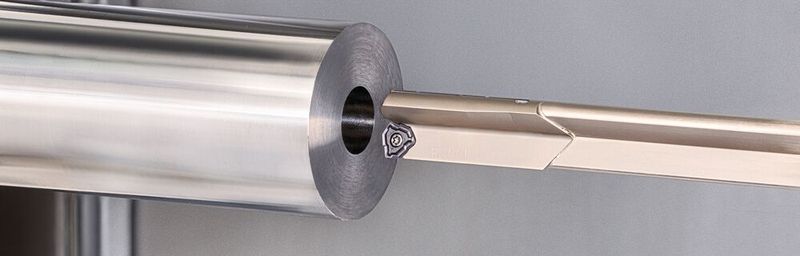 Tieflochbohren mit den Wendeschneidplatten-Werkzeugen Deeptridrill deckt bis zu 25 x D respektive 1650 mm Gesamtlänge ab, so Tungaloy. Im Vergleich zu gelöteten Bohrern sollen diese Werkzeuge beim Hochvorschub-Bohren mit 1,5- bis fünffacher Geschwindigkeit arbeiten können. Die Oberflächenqualität komme ans Polieren heran. (Tungaloy)