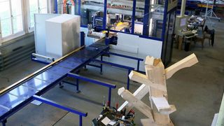 Das Krüsi-CNC-Holzbearbeitungszentrum MC15 in voller Pracht. Auf 28 Achsen, ausgerüstet mit einer CNC von NUM, unterstützt sie den ingenieursmäßigen Holbau. Maximal 6 Bearbeitungsköpfe, von denen jeder 4 Werkzeuge tragen kann, verhelfen der Maschine zu einem ganz besonders hohen Leistungsniveau, wie es heißt. (NUM)