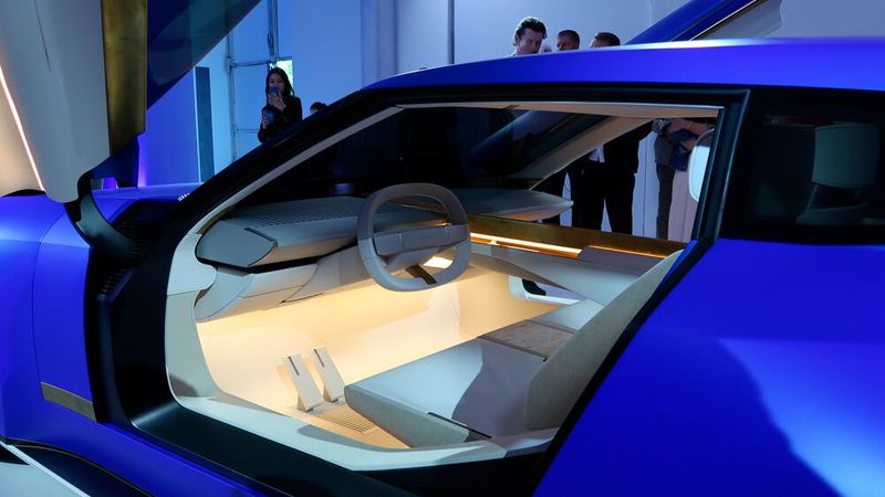 Blick auf das Interieur der Designstudie, hier die Fahrerseite… (Bild: Diehl – VCG)