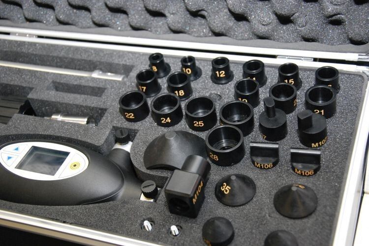 Alle Adapter und der Messstab liegen ordentlich und griffbereit im Schaumstoffbett. (Foto: Holz)