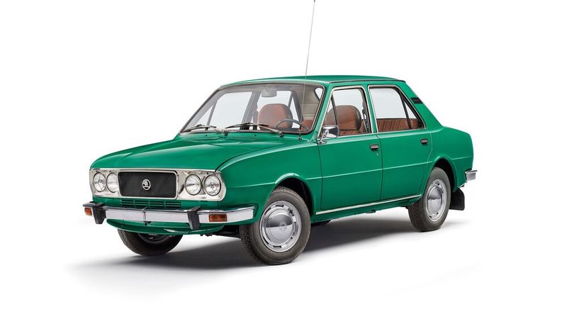 Der Typ 742 bezeichnet eine Pkw-Modellreihe mit Heckmotor, die in verschiedenen Varianten (105/120/125/130) von 1976 bis 1990 gebaut wurde. Die beiden ersten Ziffern stehen dabei für den Hubraum in Dezilitern. Das Modell 120 wurde auf der Internationalen Maschinenbaumesse in Brno 1976 vorgestellt. Neue Knautschzonen zum Schutz der Insassen in der Fahrgastzelle wurden integriert und der Tank, vorher vorn eingebaut, unter die Rücksitze verlegt. Fahrwerk und Antrieb stammen im Wesentlichen unverändert vom Modell 100/110.  (Bild: Škoda)