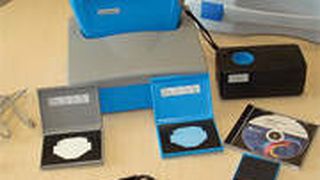 Zum Lieferumfang des Automatichic 3 von Sikkens gehören: 
Tragekoffer, Kalibrierkachel weiß und blau, Kalibrierbox schwarz, Ladegerät, Aufbewahrungsbox, USB-Kabel und Grobheitsindex.Foto: SikkensDas Farbtonmessgerät Color-Dialog-Spectro von Spies Hecker arbeitet mit der Lacksoftware CR-Plus.Foto: Spies Hecker (Archiv: Vogel Business Media)