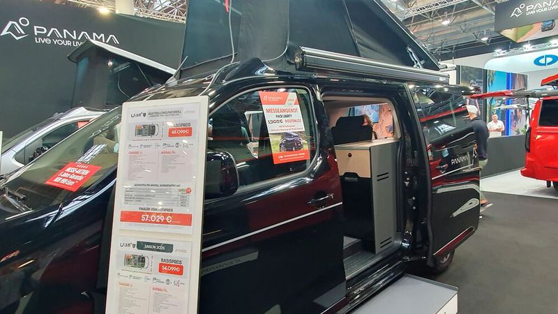 Dass die Caravaning-Hersteller und -Händler unter Druck stehen, war auf der Messe sichtbar. Anders als in den Corona-Jahren gab es in diesem Jahr wieder jede Menge Messeangebote und kostenlose Pakete. (Bild: Mauritz – VCG)