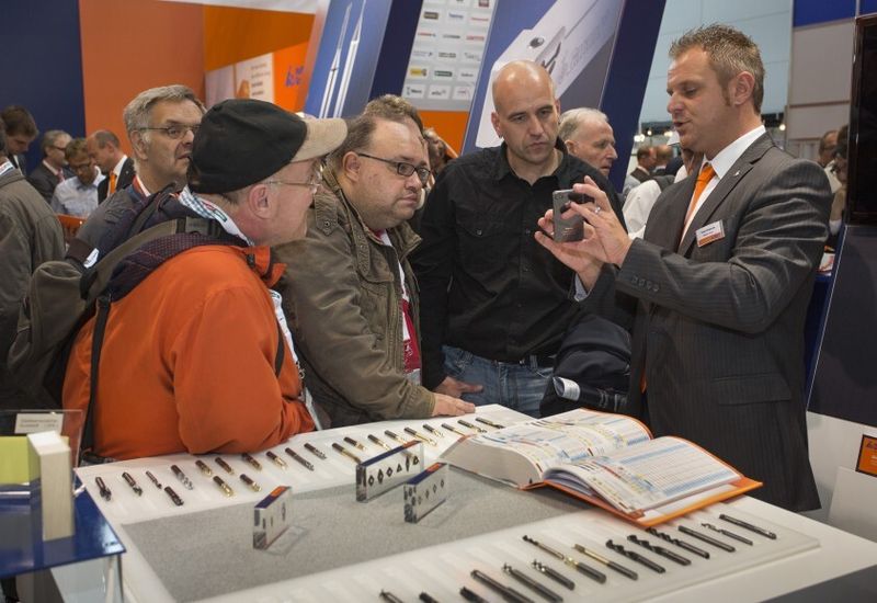 Der Austeller Hoffmann Group zeigt den interessierten Besuchern die Details der Produkte. (Bild: Messe Stuttgart)