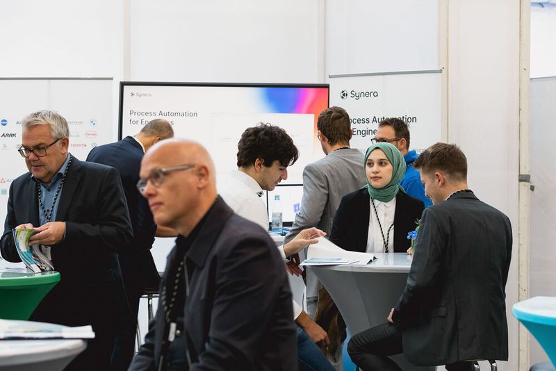 Konstruktion meets Produktion: Während der Pausen fand in der gemeinsamen Ausstellung der beiden Foren reger Austausch statt.  (Bild: Stefan Bausewein/VCG)