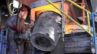 Befüllen des Giessofens.  (Bild: GVS)