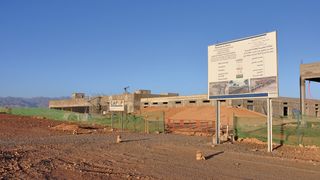In Ouarzazate haben die Arbeiten am größten Solarkraftwerkskomplex der Welt begonnen. Zunächst wird ein Kühlwasserspeicher gebaut. (Bild: Isenburg)
