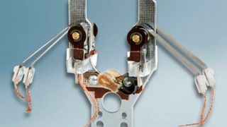 Die D-Jetronic war 1967 die erste elektronische (D = druckgesteuerte) Mehrpunkt-Benzineinspritzanlage für Viertakt-Ottomotoren von Bosch. Wichtigster Messfühler ist der Saugrohrdrucksensor, gefolgt vom Drehzahlsensor, den Bosch nun wieder aufgelegt hat. (Bild: Bosch)