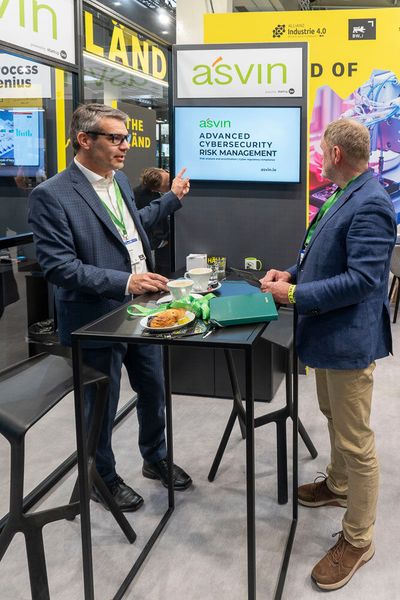 Bei Asvin konnten Interessierte etwas über das Produkt Risk by Context des Security-Anbieters erfahren, das auf den Einsatz von KI, Graphenanalyse und klassischer Topologietheorie setzt. Die präzise Priorisierung von Bedrohungen gewährleistet zeitnahe Reaktionen und maximiert die Effizienz, indem die Ressourcenzuweisung optimiert wird. Durch das Aufbrechen von Informationssilos werden bekannte und unbekannte Risiken in den Priorisierungsprozess einbezogen und praktische Empfehlungen zur Risikominderung für eine tiefgreifende Risikomanagementstrategie zur Sicherung Ihrer Software-Lieferkette bereitgestellt, so Asvin. (Bild: Vogel Communications Group)